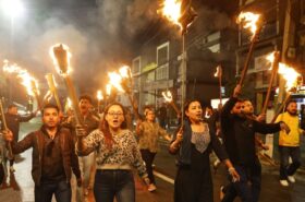 सरकारको विरोध र ओलीको रिहाइको माग गर्दै नाराबाजी