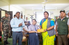मानव-वन्यजन्तु द्वन्द्व प्रभावित परिवारका विद्यार्थीलाई वन मन्त्रीद्वारा छात्रवृत्ति वितरण