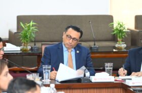 करदातालाई दपेटेर होइन, खुसी बनाएर कर उठाउनुस् : अर्थमन्त्री वाग्ले