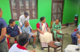 चितवनमा वन्यजन्तु आक्रमणका पीडितको घरमै पुगिन् मन्त्री चौधरी