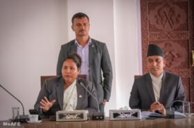 गोलभेँडा किसानसँग मन्त्री गिता चौधरीको छलफल, ‘किसानले उत्पादन गरेको कृषि उपजको उचित मूल्य पाउन् भनेर कडा अनुगमनको व्यवस्था गरेका छौं’