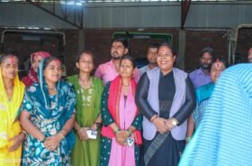 प्राङ्गारिक मल प्रयोग सुझाउदै मन्त्री चौधरी धनुषाको किसानको दैलोमा