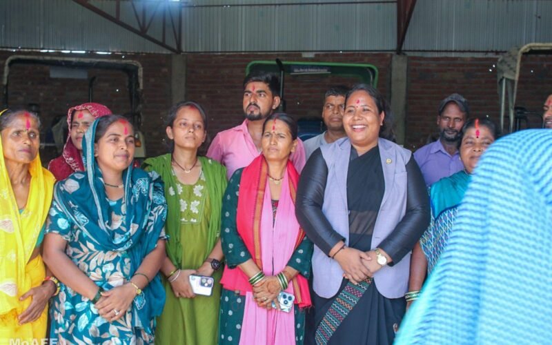 प्राङ्गारिक मल प्रयोग सुझाउदै मन्त्री चौधरी धनुषाको किसानको दैलोमा