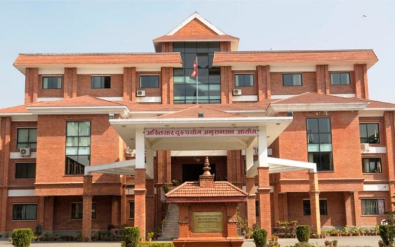 ७ लाख ५० हजार घुससहित सर्लाहीका अधिकृत पक्राउ