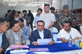 नेपालमै बनेको विद्युतीय ‘यात्री पीटू’ स्कुटर हेर्न कारखानामा अर्थमन्त्री
