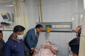 घाइते भन्सार कर्मचारीलाई अर्थमन्त्रीको भेट, शीघ्र स्वास्थ्य लाभको कामना