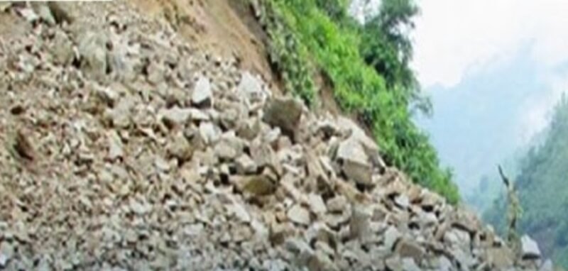 सिद्धबाबा क्षेत्रमा पहिरो खस्दा सिद्धार्थ राजमार्ग पूर्ण रूपमा अवरुद्ध