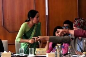 बञ्चरेडाँडाको फोहोर व्यवस्थापन छलफल हुँदै गर्दा आशिका तामाङ र मेयरको भनाभन