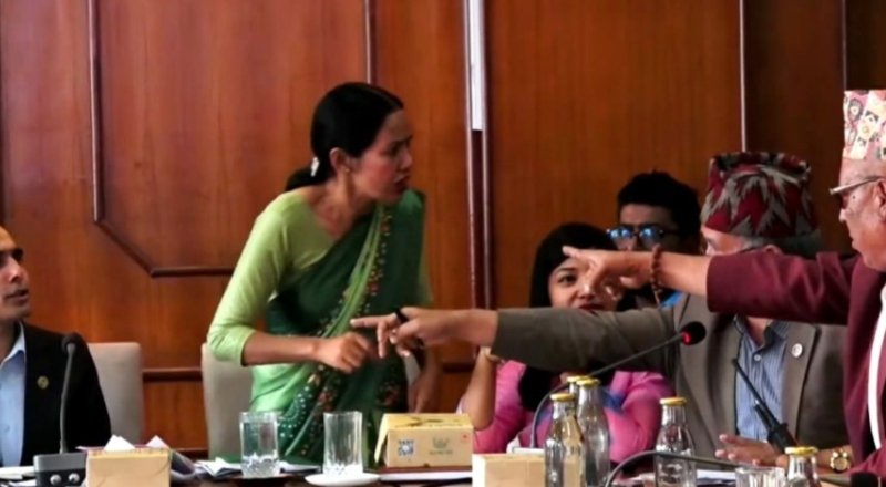 बञ्चरेडाँडाको फोहोर व्यवस्थापन छलफल हुँदै गर्दा आशिका तामाङ र मेयरको भनाभन