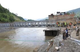 देवीघाटमा एक्रो ब्रिज जडान सम्पन्न, भोलिदेखि पैदल आवतजावत खुला