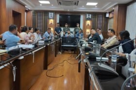 टनेलमा फसेकाहरुको पीडित परिवारलाई ऊर्जामन्त्री श्रेष्ठले भने, ‘सरकार तपाइहरुसँगै छ’