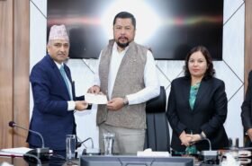 ऊर्जामन्त्री श्रेष्ठलाई हस्तान्तरण गरियो २ करोड १२ लाखको सहयोग रकम