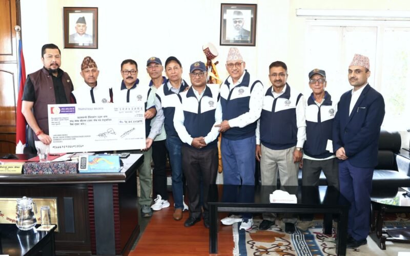 भोटेकोशी बाढीपीडितका लागि रावा बैंक पूर्वकर्मचारी संघद्वारा १५.७४ लाख रुपैयाँ सहयोग