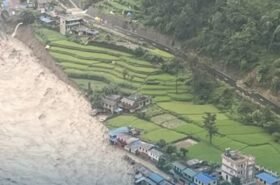 कालीगण्डकीको बाढीले पर्वतमा २५ घर बगायो, बस्तीका स्थानीय सुरक्षित स्थानमा स्थानान्तरण