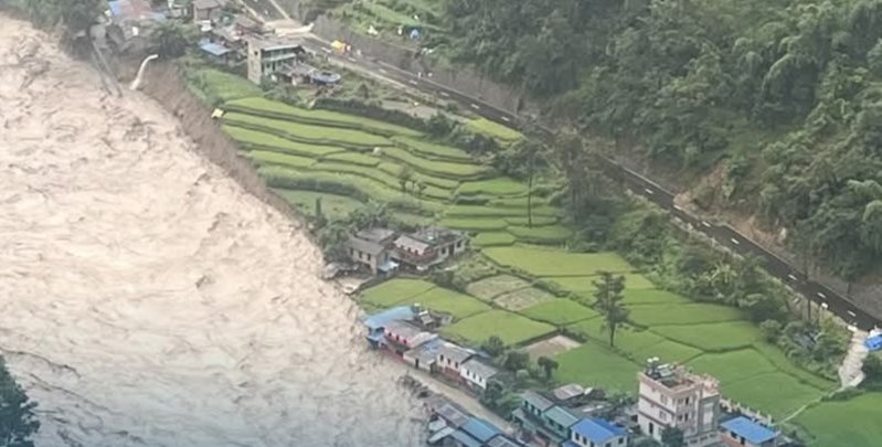 कालीगण्डकीको बाढीले पर्वतमा २५ घर बगायो, बस्तीका स्थानीय सुरक्षित स्थानमा स्थानान्तरण
