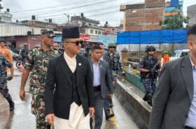 च्यासलमा बढ्दो पानीको बहावपछि गृहमन्त्री गुरुङद्वारा स्थलगत निरीक्षण