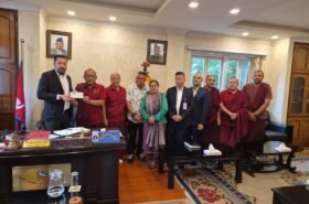 सप्तरंगी इन्द्रेणी बौद्ध समाज स्वयम्भुद्वारा प्रधानमन्त्री राहत कोषमा सहयोग, ऊर्जा मन्त्रीले बुझे चेक