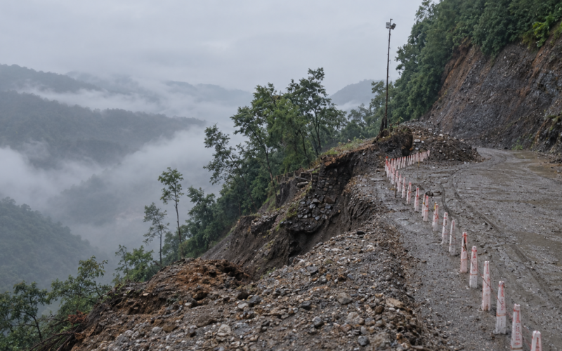 धादिङमा सात स्थानमा पहिरो, पृथ्वी राजमार्गको यातायात प्रभावित