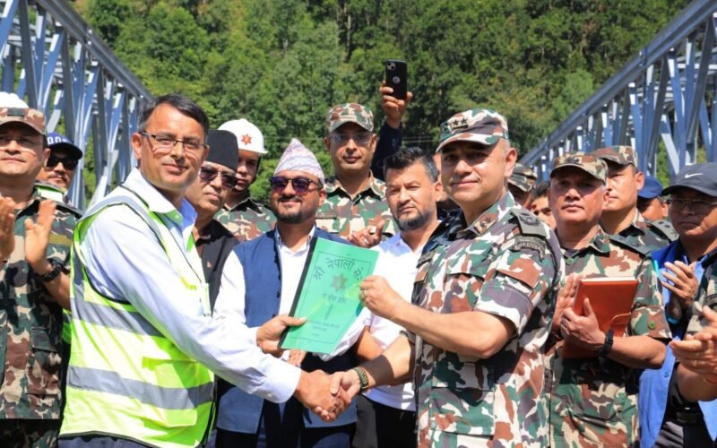 नुवाकोट-रसुवा सिमानाको फलाकु खोलामा नेपाली सेनाद्वारा ४० टन क्षमताको ‘एक्रो ब्रिज’ जडान सम्पन्न