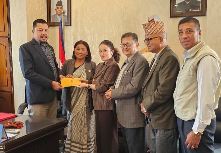 आईएसटी कलेजका विद्यार्थीले ऊर्जामन्त्री श्रेष्ठमार्फत बाढी प्रभावितका लागि गरे पाँच लाख ५ हजार सहयोग